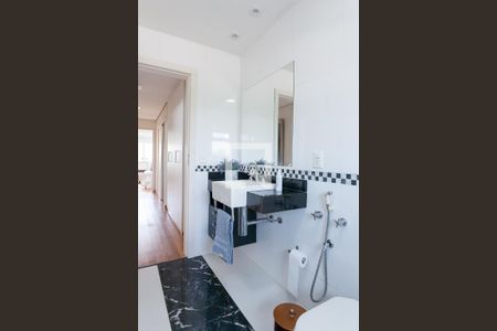 Casa de condomínio à venda com 520m², 4 quartos e 4 vagas Casa de condomínio à venda com 520m², 4 quartos e 4 vagasBanheiro Social 1