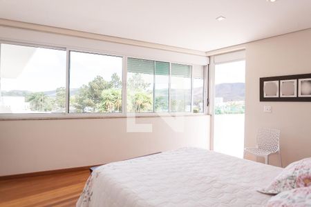 Casa de condomínio à venda com 520m², 4 quartos e 4 vagas Casa de condomínio à venda com 520m², 4 quartos e 4 vagassuite master