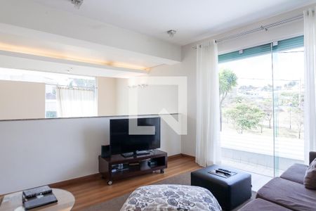 Casa de condomínio à venda com 520m², 4 quartos e 4 vagas Casa de condomínio à venda com 520m², 4 quartos e 4 vagasSala de TV