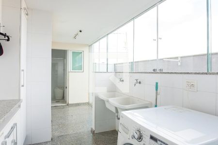 Casa de condomínio à venda com 520m², 4 quartos e 4 vagas Casa de condomínio à venda com 520m², 4 quartos e 4 vagasÁrea de Serviço