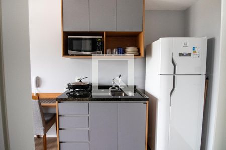 Cozinha- detalhe armários e geladeira  de kitnet/studio para alugar com 1 quarto, 27m² em Indianópolis, São Paulo