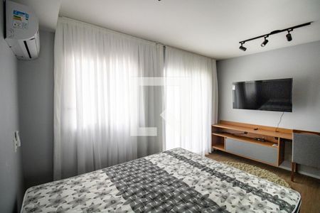Quarto- detalhe ar condicionado, cama, luminárias, TV  de kitnet/studio para alugar com 1 quarto, 27m² em Indianópolis, São Paulo