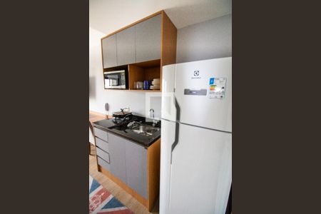 Cozinha- detalhe panela elétrica, pia, microonda, pratos e copos  de kitnet/studio para alugar com 1 quarto, 27m² em Indianópolis, São Paulo