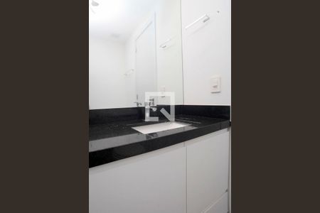 Banheiro de kitnet/studio para alugar com 1 quarto, 24m² em Auxiliadora, Porto Alegre