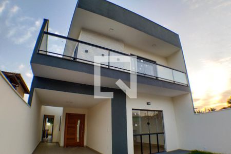 Fachada de casa à venda com 4 quartos, 210m² em Itaipu, Niterói