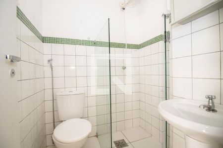 Banheiro Social de kitnet/studio para alugar com 1 quarto, 27m² em Cln 313, Brasília