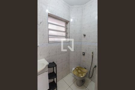 Banheiro de apartamento para alugar com 1 quarto, 35m² em Guilhermina, Praia Grande