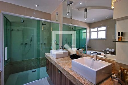 Casa de condomínio à venda com 585m², 5 quartos e 6 vagas Casa de condomínio à venda com 585m², 5 quartos e 6 vagasBanheiro