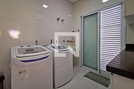 Casa de condomínio à venda com 585m², 5 quartos e 6 vagas Casa de condomínio à venda com 585m², 5 quartos e 6 vagasÁrea de Serviço