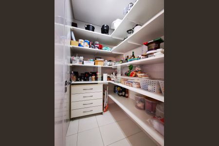 Casa de condomínio à venda com 585m², 5 quartos e 6 vagas Casa de condomínio à venda com 585m², 5 quartos e 6 vagasCloset