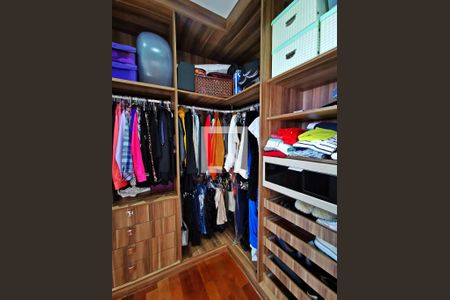 Casa de condomínio à venda com 585m², 5 quartos e 6 vagas Casa de condomínio à venda com 585m², 5 quartos e 6 vagasCloset