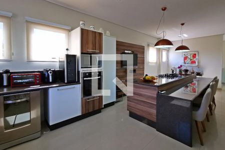 Casa de condomínio à venda com 585m², 5 quartos e 6 vagas Casa de condomínio à venda com 585m², 5 quartos e 6 vagasCozinha