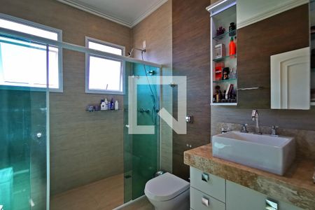 Casa de condomínio à venda com 585m², 5 quartos e 6 vagas Casa de condomínio à venda com 585m², 5 quartos e 6 vagasBanheiro