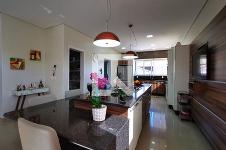 Casa de condomínio à venda com 585m², 5 quartos e 6 vagas Casa de condomínio à venda com 585m², 5 quartos e 6 vagasSala