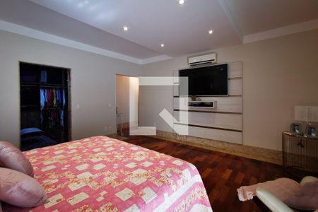 Casa de condomínio à venda com 585m², 5 quartos e 6 vagas Casa de condomínio à venda com 585m², 5 quartos e 6 vagasQuarto 5