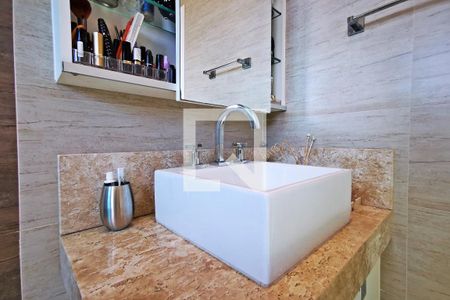 Casa de condomínio à venda com 585m², 5 quartos e 6 vagas Casa de condomínio à venda com 585m², 5 quartos e 6 vagasBanheiro