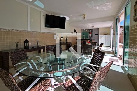 Casa de condomínio à venda com 585m², 5 quartos e 6 vagas Casa de condomínio à venda com 585m², 5 quartos e 6 vagasÁrea Comum