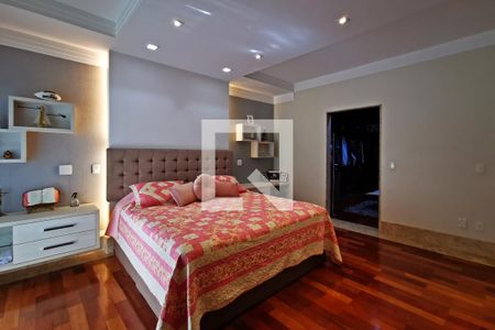 Casa de condomínio à venda com 585m², 5 quartos e 6 vagas Casa de condomínio à venda com 585m², 5 quartos e 6 vagasQuarto 5