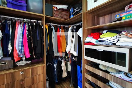 Casa de condomínio à venda com 585m², 5 quartos e 6 vagas Casa de condomínio à venda com 585m², 5 quartos e 6 vagasCloset