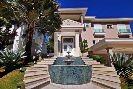 Casa de condomínio à venda com 585m², 5 quartos e 6 vagas Casa de condomínio à venda com 585m², 5 quartos e 6 vagasEntrada