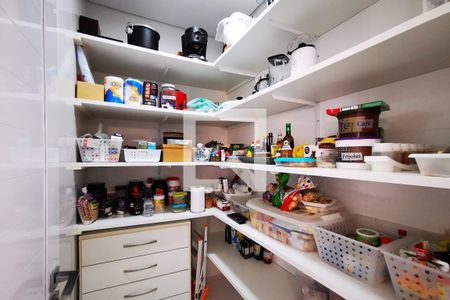 Casa de condomínio à venda com 585m², 5 quartos e 6 vagas Casa de condomínio à venda com 585m², 5 quartos e 6 vagasCloset