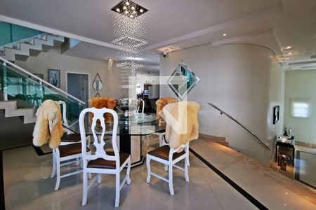 Casa de condomínio à venda com 585m², 5 quartos e 6 vagas Casa de condomínio à venda com 585m², 5 quartos e 6 vagasSala