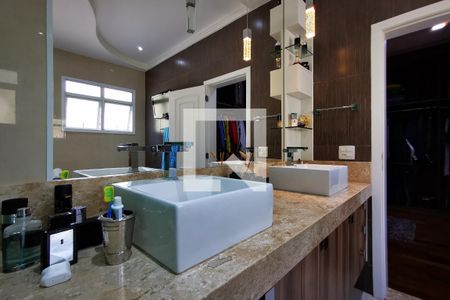 Casa de condomínio à venda com 585m², 5 quartos e 6 vagas Casa de condomínio à venda com 585m², 5 quartos e 6 vagasBanheiro