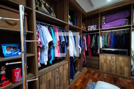 Casa de condomínio à venda com 585m², 5 quartos e 6 vagas Casa de condomínio à venda com 585m², 5 quartos e 6 vagasCloset