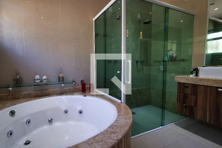 Casa de condomínio à venda com 585m², 5 quartos e 6 vagas Casa de condomínio à venda com 585m², 5 quartos e 6 vagasBanheiro