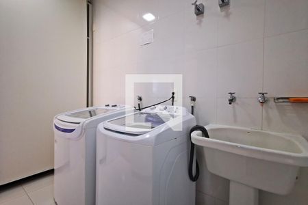 Casa de condomínio à venda com 585m², 5 quartos e 6 vagas Casa de condomínio à venda com 585m², 5 quartos e 6 vagasÁrea de Serviço