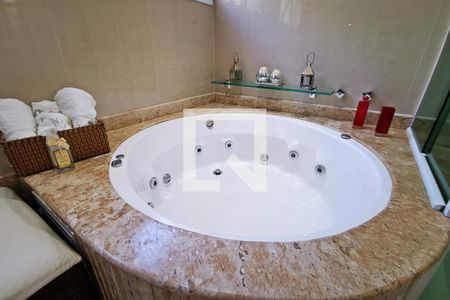 Casa de condomínio à venda com 585m², 5 quartos e 6 vagas Casa de condomínio à venda com 585m², 5 quartos e 6 vagasBanheiro