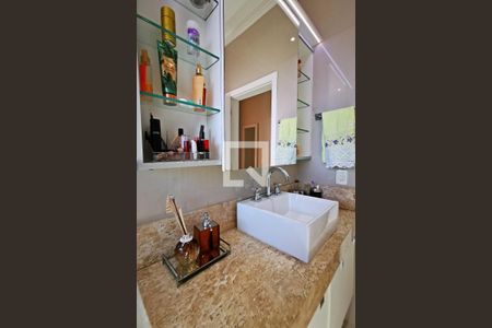 Casa de condomínio à venda com 585m², 5 quartos e 6 vagas Casa de condomínio à venda com 585m², 5 quartos e 6 vagasBanheiro