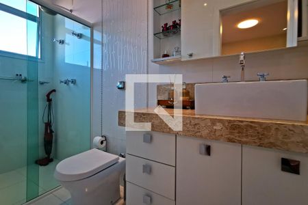 Casa de condomínio à venda com 585m², 5 quartos e 6 vagas Casa de condomínio à venda com 585m², 5 quartos e 6 vagasBanheiro