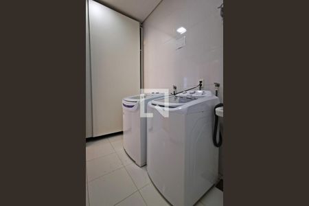 Casa de condomínio à venda com 585m², 5 quartos e 6 vagas Casa de condomínio à venda com 585m², 5 quartos e 6 vagasÁrea de Serviço