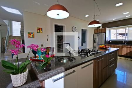 Casa de condomínio à venda com 585m², 5 quartos e 6 vagas Casa de condomínio à venda com 585m², 5 quartos e 6 vagasSala