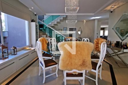 Casa de condomínio à venda com 585m², 5 quartos e 6 vagas Casa de condomínio à venda com 585m², 5 quartos e 6 vagasSala