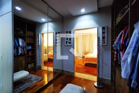 Casa de condomínio à venda com 585m², 5 quartos e 6 vagas Casa de condomínio à venda com 585m², 5 quartos e 6 vagasCloset