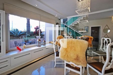 Casa de condomínio à venda com 585m², 5 quartos e 6 vagas Casa de condomínio à venda com 585m², 5 quartos e 6 vagasSala