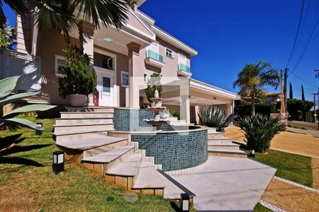 Casa de condomínio à venda com 585m², 5 quartos e 6 vagas Casa de condomínio à venda com 585m², 5 quartos e 6 vagasEntrada