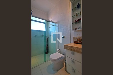 Casa de condomínio à venda com 585m², 5 quartos e 6 vagas Casa de condomínio à venda com 585m², 5 quartos e 6 vagasBanheiro