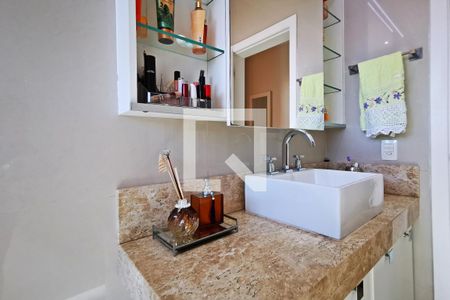 Casa de condomínio à venda com 585m², 5 quartos e 6 vagas Casa de condomínio à venda com 585m², 5 quartos e 6 vagasBanheiro