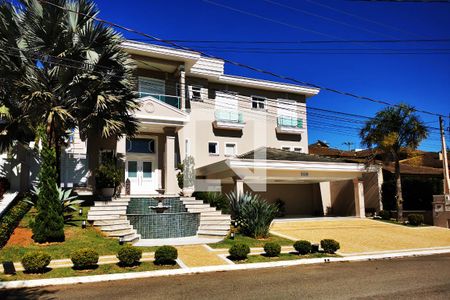 Casa de condomínio à venda com 585m², 5 quartos e 6 vagas Casa de condomínio à venda com 585m², 5 quartos e 6 vagasFachada