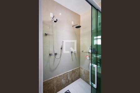 Casa de condomínio à venda com 585m², 5 quartos e 6 vagas Casa de condomínio à venda com 585m², 5 quartos e 6 vagasBanheiro