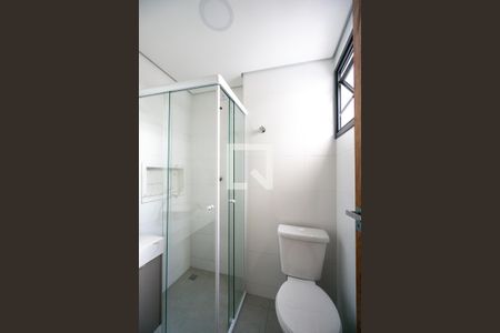 Banheiro social de kitnet/studio para alugar com 1 quarto, 24m² em Vila Santo Estevão, São Paulo