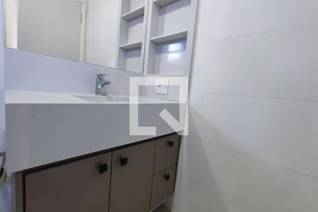 Banheiro Suíte 1 de casa de condomínio à venda com 3 quartos, 235m² em Swiss Park, Campinas