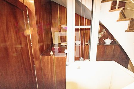 Sala- detalhe armário sob a escada de acesso ao piso superior  de casa à venda com 5 quartos, 380m² em Planalto Paulista, São Paulo