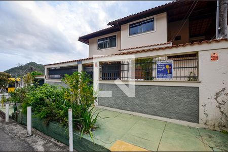 Casa à venda com 150m², 2 quartos e 3 vagas Casa à venda com 150m², 2 quartos e 3 vagasFachada