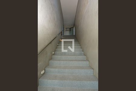 Casa de condomínio à venda com 490m², 3 quartos e 4 vagas Casa de condomínio à venda com 490m², 3 quartos e 4 vagasEscada