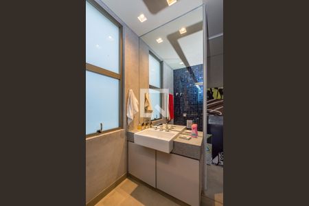 Casa de condomínio à venda com 490m², 3 quartos e 4 vagas Casa de condomínio à venda com 490m², 3 quartos e 4 vagasBanheiro da Suíte 2