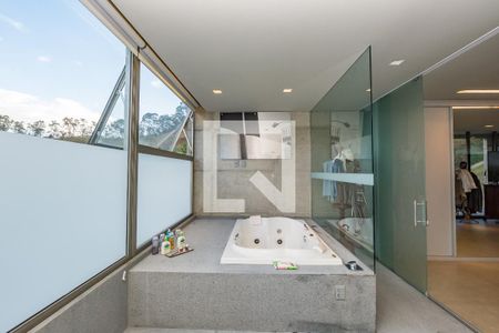 Casa de condomínio à venda com 490m², 3 quartos e 4 vagas Casa de condomínio à venda com 490m², 3 quartos e 4 vagasBanheiro da Suíte 1